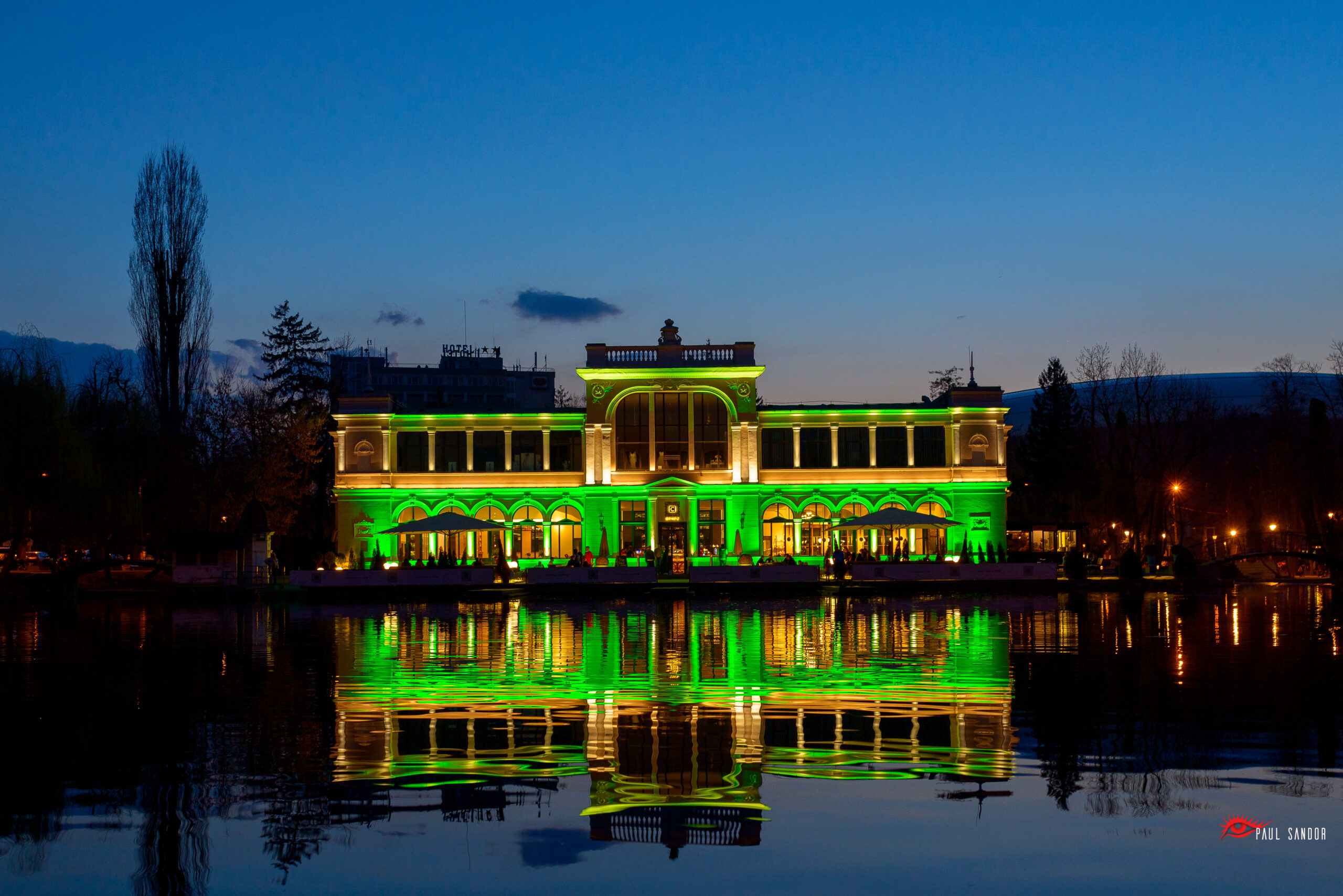 Lumini arhitecturale pentru iluminarea fațadei unei clădiri