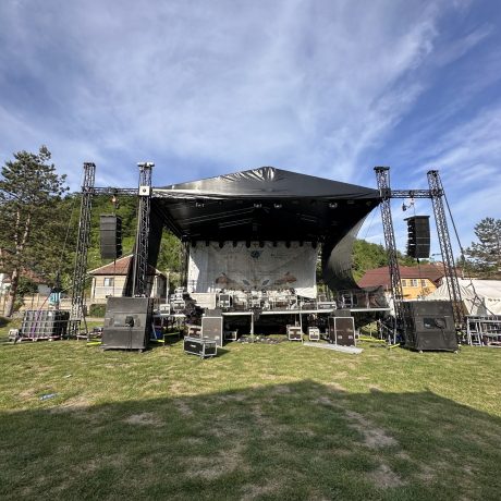 Scenă 10x8m pentru festivaluri și concerte mari
