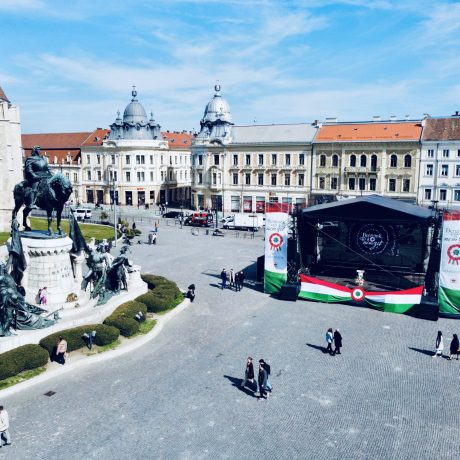 Scenă 10x8m pregătită pentru eveniment de mare amploare