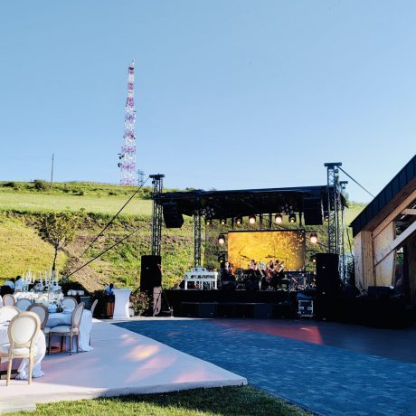 Scenă 7x5m montată outdoor
