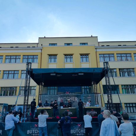 Scenă 7x5m montată pentru prezentare publică
