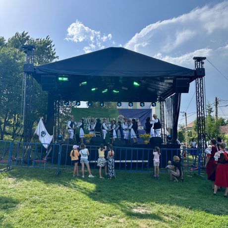 Scenă 8x6m montată pentru concert live