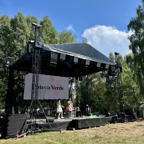 Scenă modulară 8×6 m – soluție profesională pentru evenimente