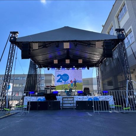 Scenă 8x6m pregătită pentru artiști și echipamente